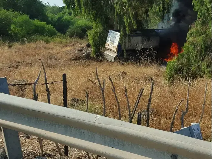 משאית התהפכה ועלתה באש בצומת אלמגור, יולי 2015 (מד"א) משאית התהפכה ועלתה באש בצומת אלמגור, יולי 2015 (מד"א)