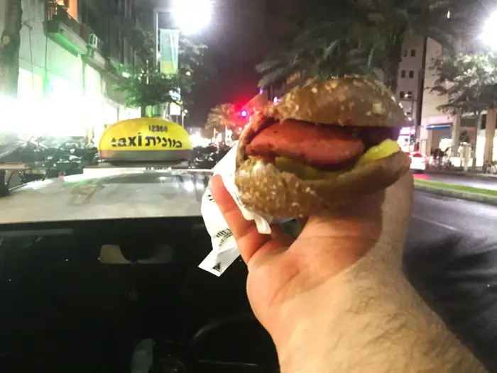 סנדביץ' נקניקיה בגולדות (קובי רובין) סנדביץ' נקניקיה בגולדות (קובי רובין)