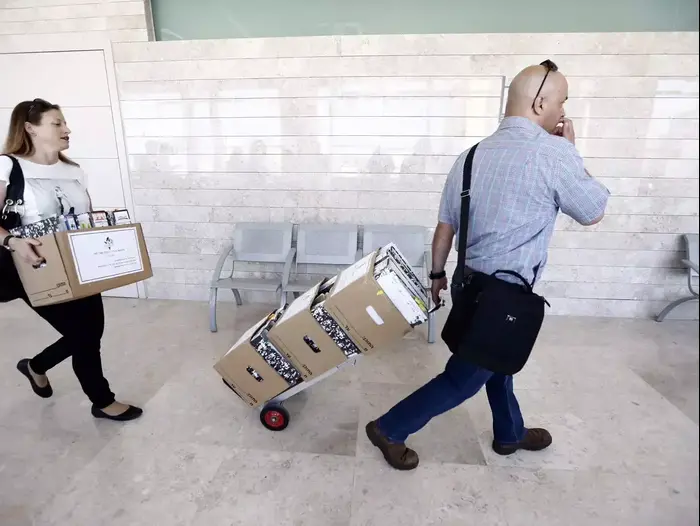 הגשת כתב אישום נגד אסי אבוטבול, בית המשפט המחוזי בלוד, 16 ביולי 2015 (מגד גוזני) הגשת כתב אישום נגד אסי אבוטבול, בית המשפט המחוזי בלוד, 16 ביולי 2015 (מגד גוזני)