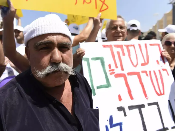 הפגנה למען עובדי הקבלן, תל אביב, 16 ביולי 2015 (ראובן קסטרו) הפגנה למען עובדי הקבלן, תל אביב, 16 ביולי 2015 (ראובן קסטרו)