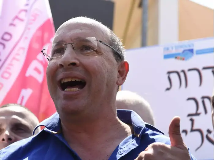 אבי ניסנקורן, יו"ר ההסתדרות, הפגנה למען עובדי הקבלן, תל אביב, 16 ביולי 2015 (ראובן קסטרו)