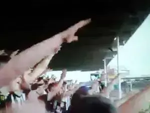 אוהדי שרלרואה מצדיעים במועל יד (צילום מסך , פורום האוהדים של שרלרואה) אוהדי שרלרואה מצדיעים במועל יד (צילום מסך , פורום האוהדים של שרלרואה)