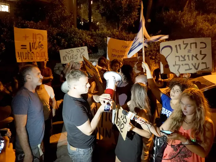 פעילי מטה המאבק נגד מתווה הגז מפגינים מחוץ לביתו של שר האוצר משה כחלון, 18 ביולי 2015 (ערן גילווארג) פעילי מטה המאבק נגד מתווה הגז מפגינים מחוץ לביתו של שר האוצר משה כחלון, 18 ביולי 2015 (ערן גילווארג)