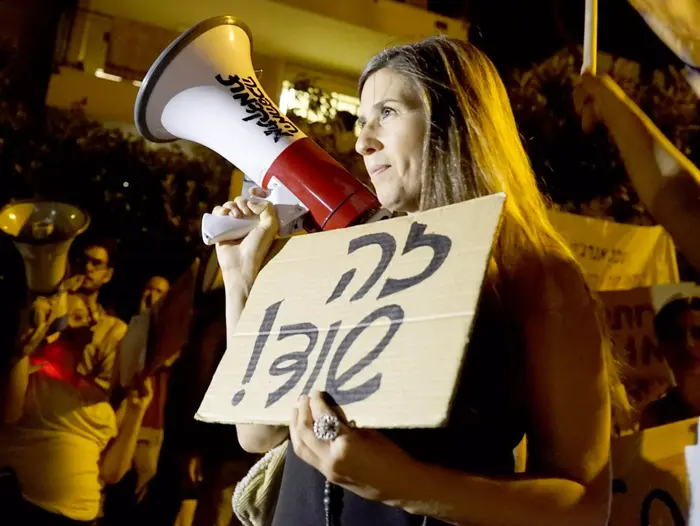 פעילי מטה המאבק נגד מתווה הגז מפגינים מחוץ לביתו של שר האוצר משה כחלון, 18 ביולי 2015 (ערן גילווארג) פעילי מטה המאבק נגד מתווה הגז מפגינים מחוץ לביתו של שר האוצר משה כחלון, 18 ביולי 2015 (ערן גילווארג)