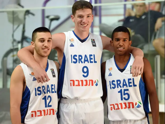 שחקני נבחרת הנוער טי ג'יי ליף, מייקל בריסקר, תמיר בלאט (ברני ארדוב) שחקני נבחרת הנוער טי ג'יי ליף, מייקל בריסקר, תמיר בלאט (ברני ארדוב)
