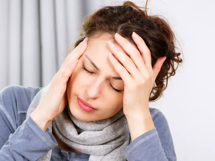 אישה סובלת מכאב ראש (ShutterStock) אישה סובלת מכאב ראש (ShutterStock)