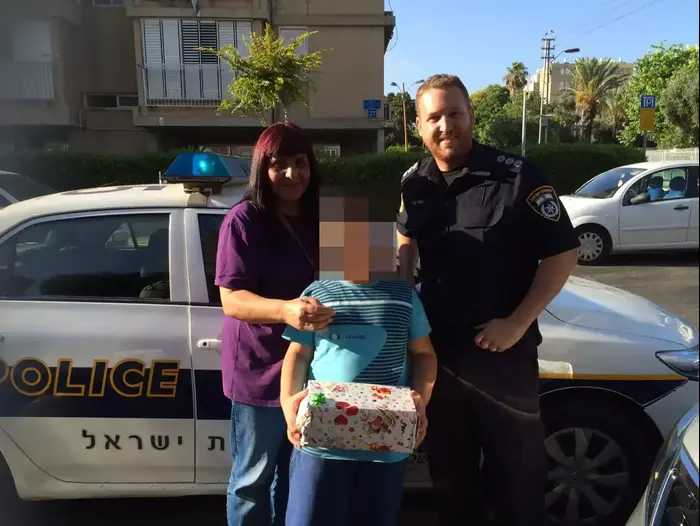 לילד בן 9 הסובל מאוטיזם היה חלום להפוך לשוטר לפחות ליום אחד, יולי 2015 (חטיבת דובר המשטרה , דוברות המשטרה) לילד בן 9 הסובל מאוטיזם היה חלום להפוך לשוטר לפחות ליום אחד, יולי 2015 (חטיבת דובר המשטרה , דוברות המשטרה)