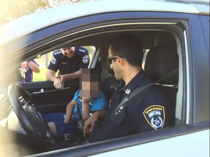 לילד בן 9 הסובל מאוטיזם היה חלום להפוך לשוטר לפחות ליום אחד, יולי 2015 (חטיבת דובר המשטרה , דוברות המשטרה) לילד בן 9 הסובל מאוטיזם היה חלום להפוך לשוטר לפחות ליום אחד, יולי 2015 (חטיבת דובר המשטרה , דוברות המשטרה)