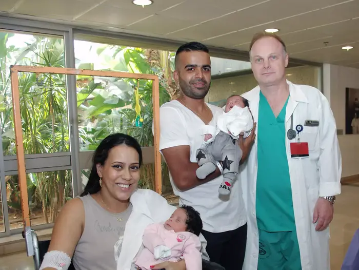 ההורים ומנהל יחידת טיפול נמרץ לב פרופ' שלמי מטצקי (מערכת וואלה! NEWS , יחידת הצילום שיבא) ההורים ומנהל יחידת טיפול נמרץ לב פרופ' שלמי מטצקי (מערכת וואלה! NEWS , יחידת הצילום שיבא)