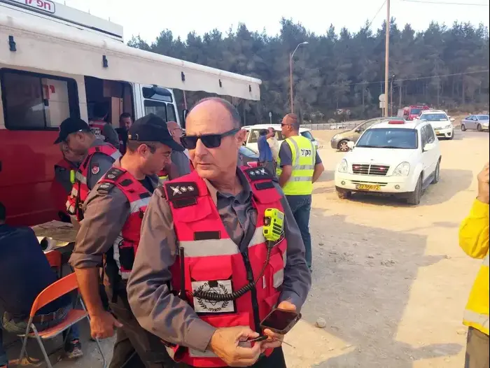 נציב הכבאות רב טפסר שחר איילון באזור השריפה שפרצה בסביבות בית שמש, יולי 2015 (מערכת וואלה! NEWS , כבאות אש) נציב הכבאות רב טפסר שחר איילון באזור השריפה שפרצה בסביבות בית שמש, יולי 2015 (מערכת וואלה! NEWS , כבאות אש)
