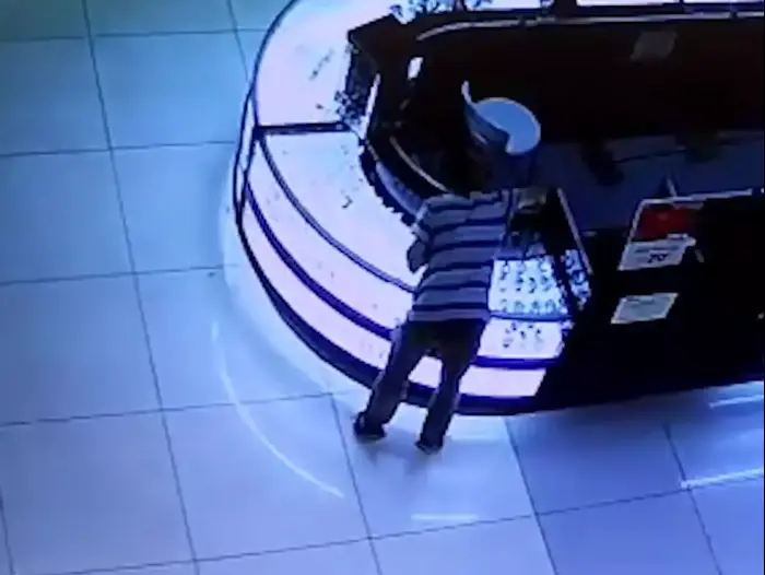 מול המצלמה: גונב טלפון סלולרי ממוכרת בדוכן תכשיטים (צילום מסך) מול המצלמה: גונב טלפון סלולרי ממוכרת בדוכן תכשיטים (צילום מסך)