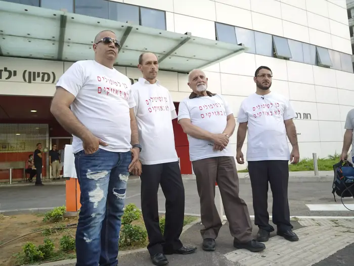 הפגנת תמיכה בנער בן ה-16 חולה הסרטן הדורש שלא יכפו עליו טיפולי כימותרפיה (ערן גילווארג) הפגנת תמיכה בנער בן ה-16 חולה הסרטן הדורש שלא יכפו עליו טיפולי כימותרפיה (ערן גילווארג)