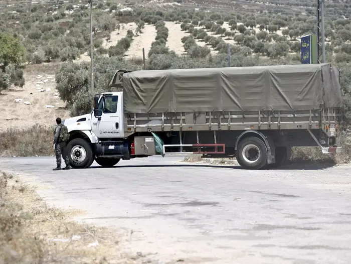 משאית צבאית סמוך להתנחלות שא-נור, 29 ביולי 2015 (מגד גוזני) משאית צבאית סמוך להתנחלות שא-נור, 29 ביולי 2015 (מגד גוזני)