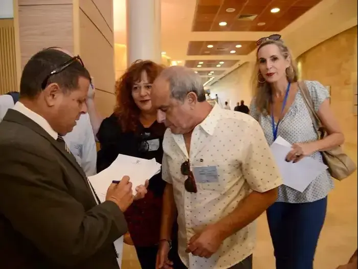 אמנים מחתימים חברי כנסת על מכתב הקורא לשר האוצר להגדיל את תקציב משרד התרבות (יח"צ) אמנים מחתימים חברי כנסת על מכתב הקורא לשר האוצר להגדיל את תקציב משרד התרבות (יח"צ)