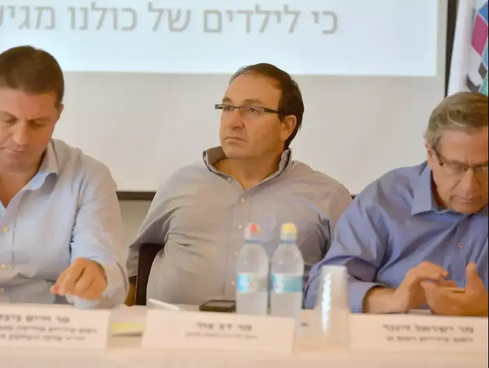 מימין לשמאל: ישראל זינגר, ראש עיריית רמת גן, דב צור, ראש עיריית ראשל"צ, חיים ביבס ראש עיריית מודיעין-מכבים-רעות ויושב ראש מרכז השלטון המקומי בישראל, במסיבת עיתונאים על הצפיפות בכיתות, אוגוסט 2015 (ניב אהרונסון)