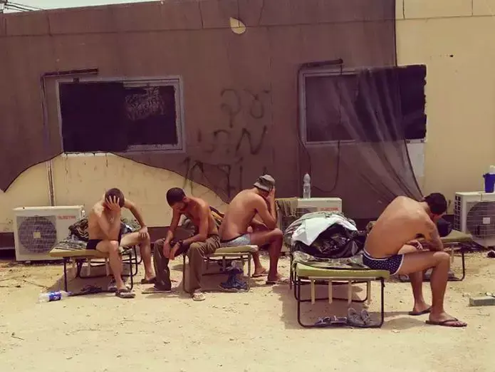 חייל בנח"ל מתלונן שאין חשמל ומיזוג אוויר בבסיס בבקעת הירדן, אוגוסט 2015 (צילום מסך , מתוך פייסבוק) חייל בנח"ל מתלונן שאין חשמל ומיזוג אוויר בבסיס בבקעת הירדן, אוגוסט 2015 (צילום מסך , מתוך פייסבוק)