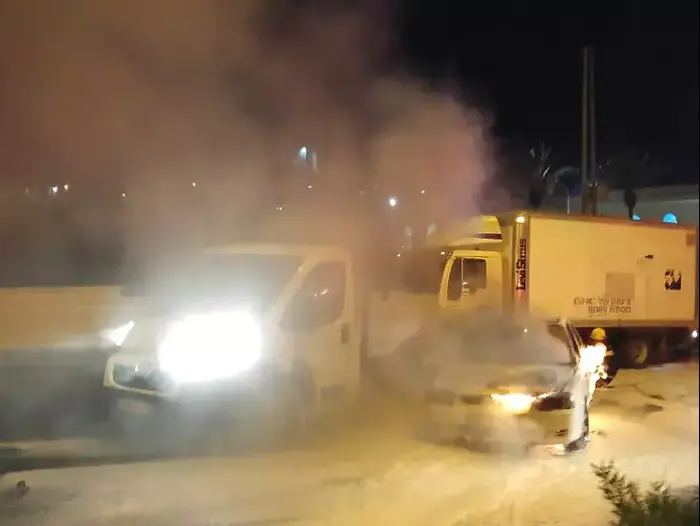 בקבוקי תבערה הושלכו לעבר רכבים בבית חנינא בירושלים, 3 באוגוסט 2015 (מערכת וואלה! NEWS , קבוצת מדברים תקשורת) בקבוקי תבערה הושלכו לעבר רכבים בבית חנינא בירושלים, 3 באוגוסט 2015 (מערכת וואלה! NEWS , קבוצת מדברים תקשורת)