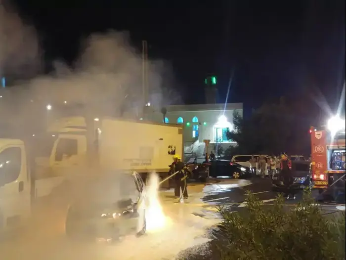 בקבוקי תבערה הושלכו לעבר רכבים בבית חנינא בירושלים, 3 באוגוסט 2015 (מערכת וואלה! NEWS , קבוצת מדברים תקשורת) בקבוקי תבערה הושלכו לעבר רכבים בבית חנינא בירושלים, 3 באוגוסט 2015 (מערכת וואלה! NEWS , קבוצת מדברים תקשורת)