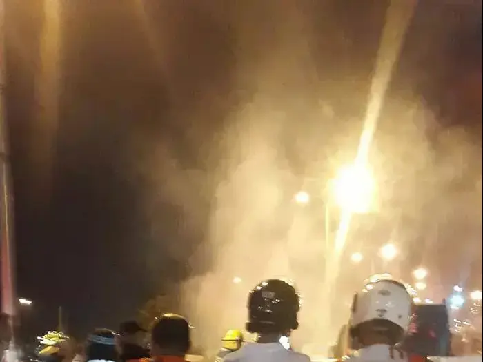 בקבוקי תבערה הושלכו לעבר רכבים בבית חנינא בירושלים, 3 באוגוסט 2015 (מערכת וואלה! NEWS , קבוצת מדברים תקשורת) בקבוקי תבערה הושלכו לעבר רכבים בבית חנינא בירושלים, 3 באוגוסט 2015 (מערכת וואלה! NEWS , קבוצת מדברים תקשורת)