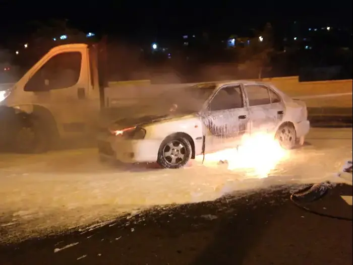בקבוקי תבערה הושלכו לעבר רכבים בבית חנינא בירושלים, 3 באוגוסט 2015 (מערכת וואלה! NEWS , קבוצת מדברים תקשורת) בקבוקי תבערה הושלכו לעבר רכבים בבית חנינא בירושלים, 3 באוגוסט 2015 (מערכת וואלה! NEWS , קבוצת מדברים תקשורת)
