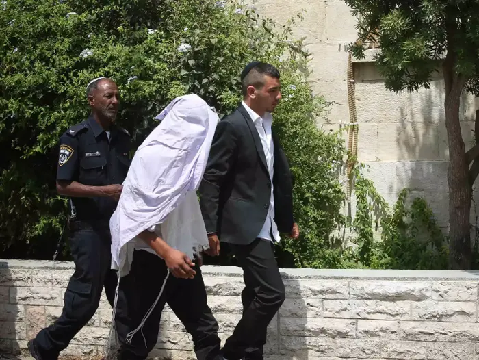 החשודים בתקיפת השוטרים בבית המשפט השלום בירושלים, אוגוסט 2015 (נועם מושקוביץ) החשודים בתקיפת השוטרים בבית המשפט השלום בירושלים, אוגוסט 2015 (נועם מושקוביץ)