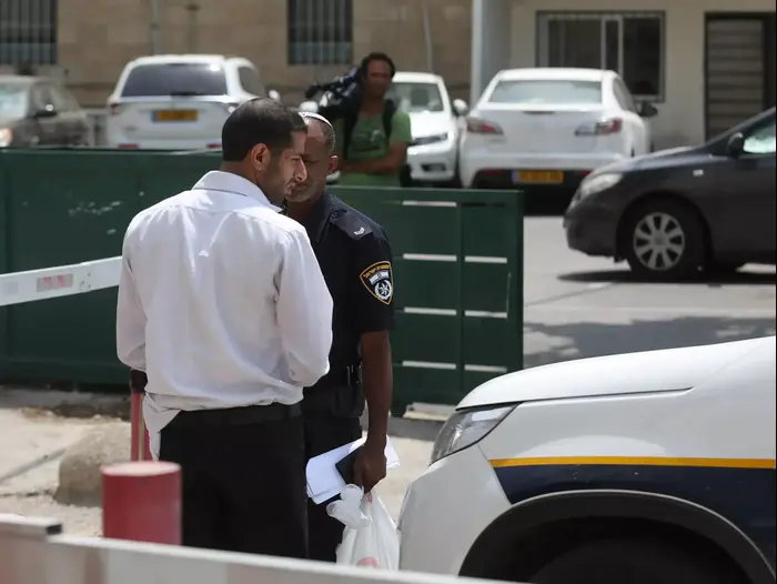 החשודים בתקיפת השוטרים בבית המשפט השלום בירושלים, אוגוסט 2015 (נועם מושקוביץ) החשודים בתקיפת השוטרים בבית המשפט השלום בירושלים, אוגוסט 2015 (נועם מושקוביץ)