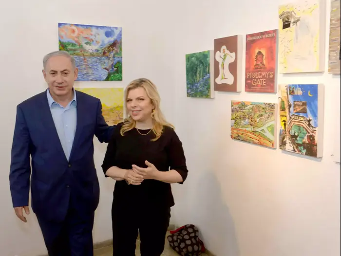 ראש הממשלה בנימין נתניהו ורעייתו הגברת שרה נתניהו בביקור בתערוכת ציוריו של הדר גולדין ז"ל, אוגוסט 2015 (לשכת העיתונות הממשלתית , עמוס בן גרשום) ראש הממשלה בנימין נתניהו ורעייתו הגברת שרה נתניהו בביקור בתערוכת ציוריו של הדר גולדין ז"ל, אוגוסט 2015 (לשכת העיתונות הממשלתית , עמוס בן גרשום)