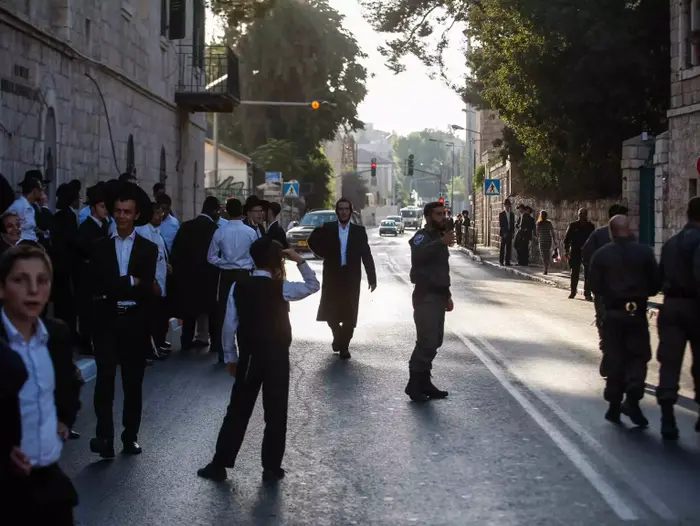 כמאה חרדים הפגינו נגד פתיחת "יס פלאנט" בירושלים בשבת, 15 באוגוסט 2015 (נועם מושקוביץ) כמאה חרדים הפגינו נגד פתיחת "יס פלאנט" בירושלים בשבת, 15 באוגוסט 2015 (נועם מושקוביץ)