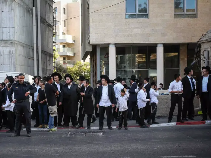 כמאה חרדים הפגינו נגד פתיחת "יס פלאנט" בירושלים בשבת, 15 באוגוסט 2015 (נועם מושקוביץ) כמאה חרדים הפגינו נגד פתיחת "יס פלאנט" בירושלים בשבת, 15 באוגוסט 2015 (נועם מושקוביץ)