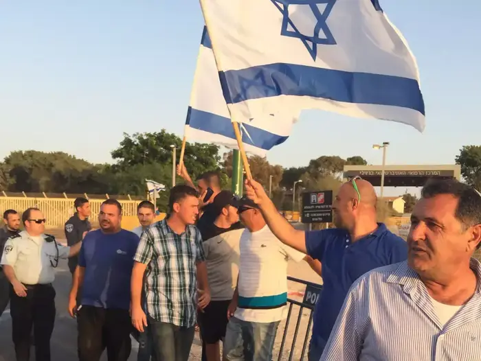 הפגנה למען העציר שובת רעב, 16 באוגוסט 2015 (מערכת וואלה! NEWS , יוסי פרטוק ?אשקלון נט?) הפגנה למען העציר שובת רעב, 16 באוגוסט 2015 (מערכת וואלה! NEWS , יוסי פרטוק ?אשקלון נט?)