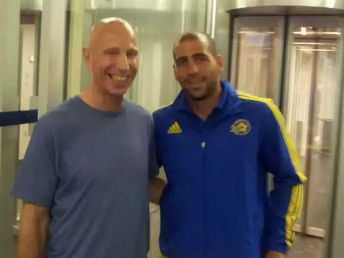 טל בן חיים שחקן מכבי תל אביב עם לוני הרציקוביץ' (מערכת וואלה! NEWS , יניב טוכמן) טל בן חיים שחקן מכבי תל אביב עם לוני הרציקוביץ' (מערכת וואלה! NEWS , יניב טוכמן)