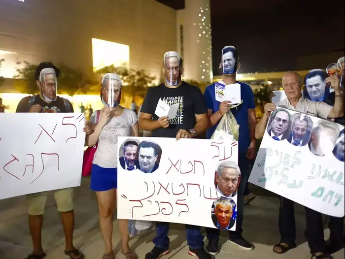 מפגן מחאה של בעלי עסקים בכיכר הבימה, 18 באוגוסט 2015 (מגד גוזני) מפגן מחאה של בעלי עסקים בכיכר הבימה, 18 באוגוסט 2015 (מגד גוזני)