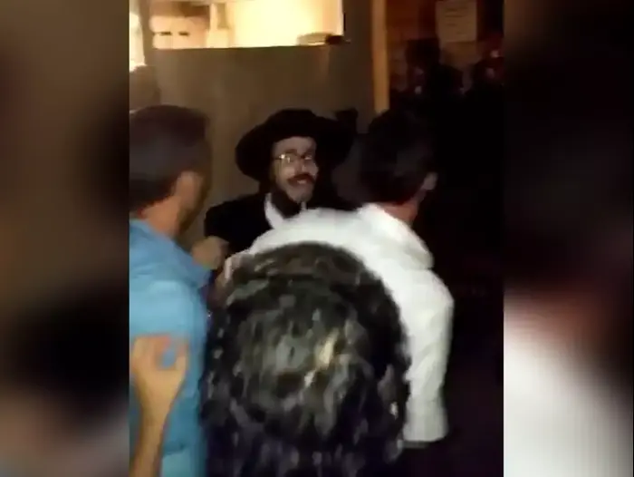 חרדים התפרצו לכנס גיוס שנערך בירושלים ותקפו את המשתתפים (צילום מסך) חרדים התפרצו לכנס גיוס שנערך בירושלים ותקפו את המשתתפים (צילום מסך)