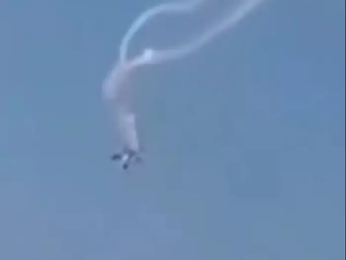 תיעוד: שני מטוסים מתנגשים ומתרסקים במהלך מפגן אווירי בשוויץ (צילום מסך) תיעוד: שני מטוסים מתנגשים ומתרסקים במהלך מפגן אווירי בשוויץ (צילום מסך)