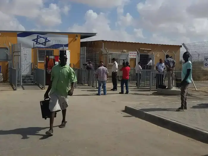 מבקשי מקלט ששהו במתקן חולות עוזבים את המתקן, 25 באוגוסט 2015 (מערכת וואלה! NEWS , זוהר גואטה) מבקשי מקלט ששהו במתקן חולות עוזבים את המתקן, 25 באוגוסט 2015 (מערכת וואלה! NEWS , זוהר גואטה)