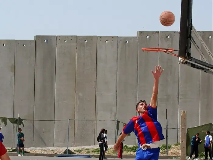 פלסטיני במגרש כדורסל באבו דיס (AP) פלסטיני במגרש כדורסל באבו דיס (AP)