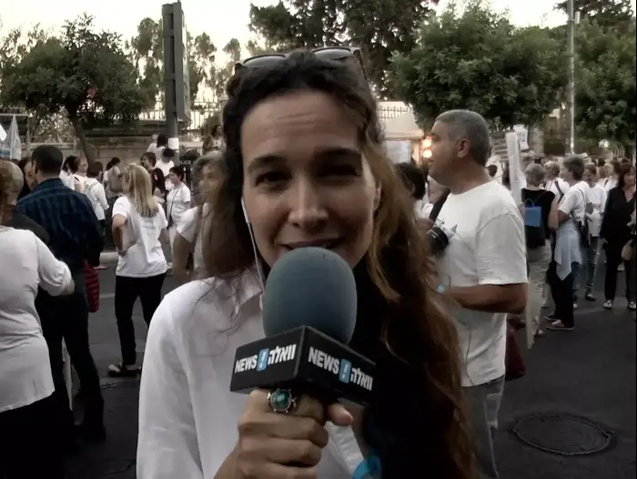 יעל אבקסיס על מאהל המחאה אחרי צוק איתן "צום איתן"מול בית ראש הממשלה שהסתיים אתמול (מאצ'י הוף ) יעל אבקסיס על מאהל המחאה אחרי צוק איתן "צום איתן"מול בית ראש הממשלה שהסתיים אתמול (מאצ'י הוף )