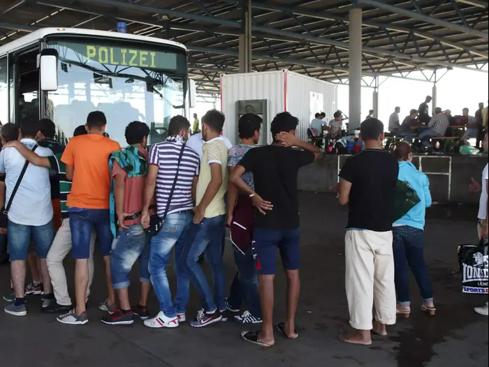 מהגרים מהמזרח התיכון ממתינים למעבר הגבול בין אוסטריה להונגריה, 29 באוגוסט 2015 (רויטרס) מהגרים מהמזרח התיכון ממתינים למעבר הגבול בין אוסטריה להונגריה, 29 באוגוסט 2015 (רויטרס)