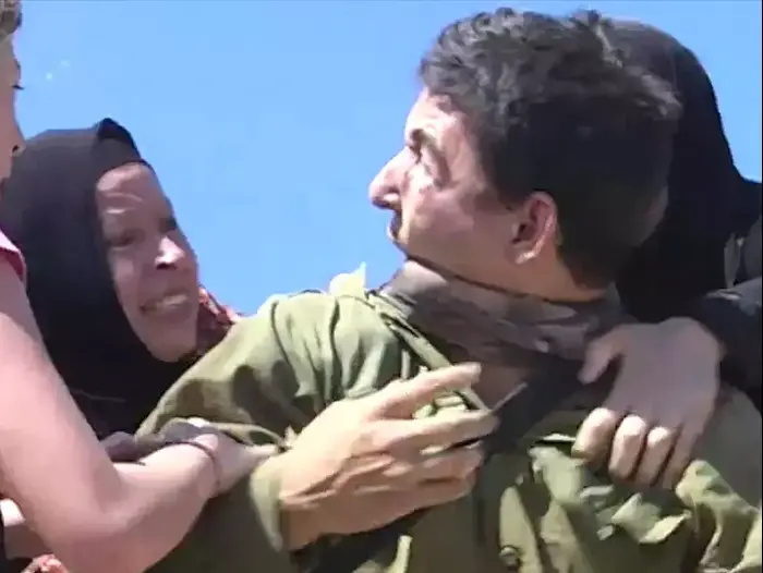 תיעוד: חייל צה"ל ניסה לעצור ילד פלסטיני בנבי סלאח - והותקף (מערכת וואלה! NEWS) תיעוד: חייל צה"ל ניסה לעצור ילד פלסטיני בנבי סלאח - והותקף (מערכת וואלה! NEWS)
