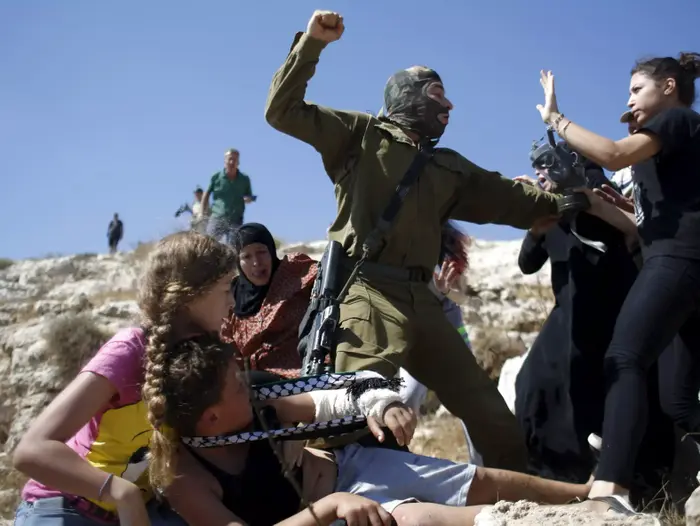 נושא: חייל צה"ל ניסה לעצור ילד פלסטיני בנבי סלאח והותקף אוגוסט 2015 (רויטרס) נושא: חייל צה"ל ניסה לעצור ילד פלסטיני בנבי סלאח והותקף אוגוסט 2015 (רויטרס)