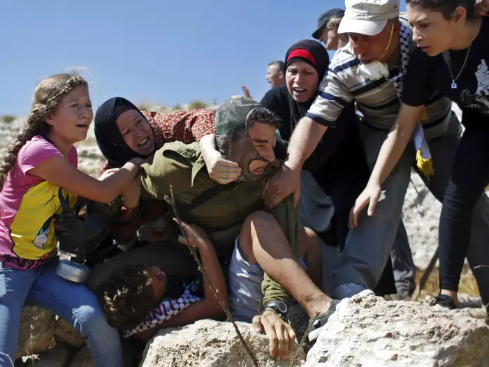 נושא: חייל צה"ל ניסה לעצור ילד פלסטיני בנבי סלאח והותקף אוגוסט 2015 (רויטרס) נושא: חייל צה"ל ניסה לעצור ילד פלסטיני בנבי סלאח והותקף אוגוסט 2015 (רויטרס)
