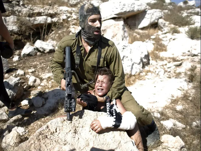 נושא: חייל צה"ל ניסה לעצור ילד פלסטיני בנבי סלאח והותקף אוגוסט 2015 (רויטרס) נושא: חייל צה"ל ניסה לעצור ילד פלסטיני בנבי סלאח והותקף אוגוסט 2015 (רויטרס)