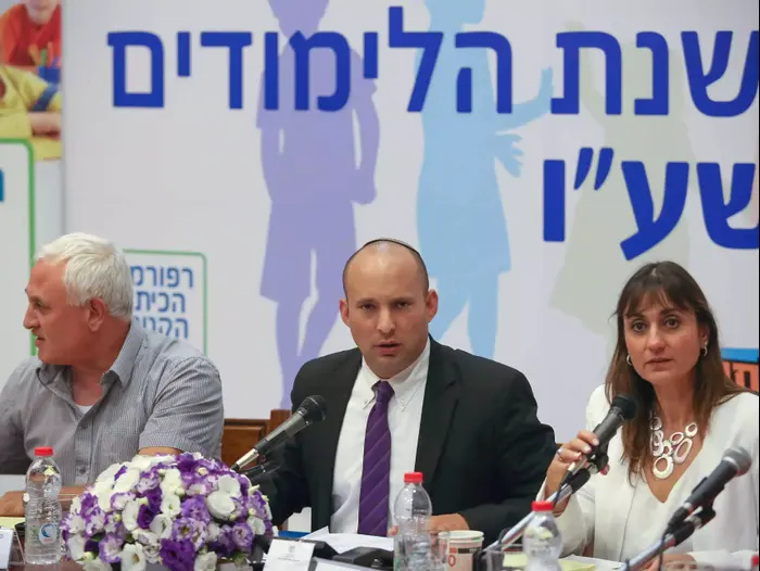 שר החינוך נפתלי בנט בחמ"ל משרד החינוך, אוגוסט 2015 (נועם מושקוביץ) שר החינוך נפתלי בנט בחמ"ל משרד החינוך, אוגוסט 2015 (נועם מושקוביץ)