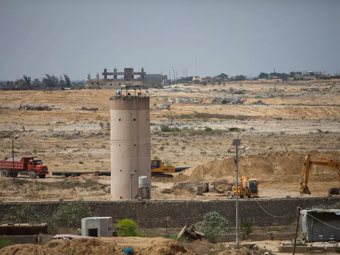 פעולת חפירות של בריכות דגים בגבול בין מצרים לרצועת עזה, אוגוסט 2015 (AP) פעולת חפירות של בריכות דגים בגבול בין מצרים לרצועת עזה, אוגוסט 2015 (AP)