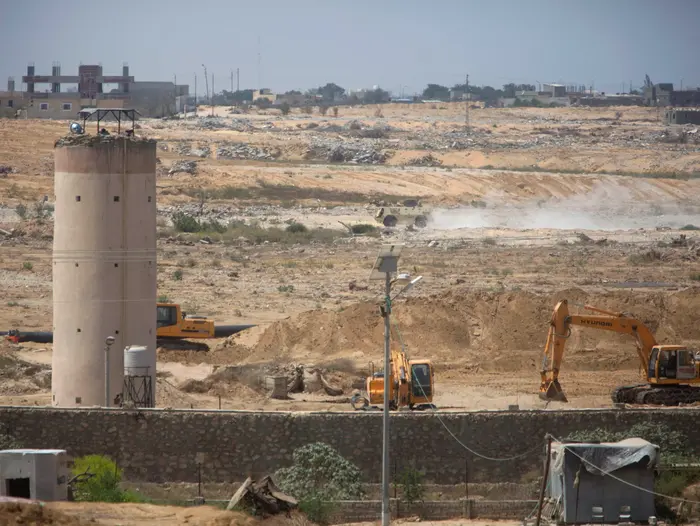 פעולת חפירות של בריכות דגים בגבול בין מצרים לרצועת עזה, אוגוסט 2015 (AP) פעולת חפירות של בריכות דגים בגבול בין מצרים לרצועת עזה, אוגוסט 2015 (AP)