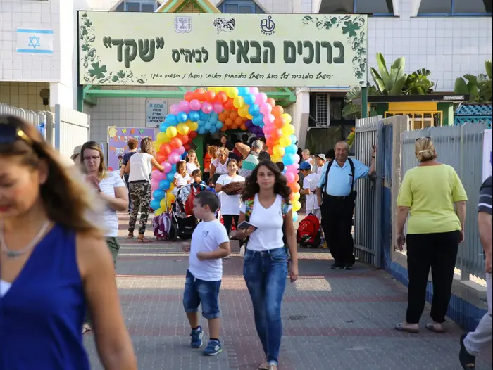 בפתיחת שנת הלימודים בבית ספר באשדוד. 1 בספטמבר 2015 (לירון מולדובן ) בפתיחת שנת הלימודים בבית ספר באשדוד. 1 בספטמבר 2015 (לירון מולדובן )