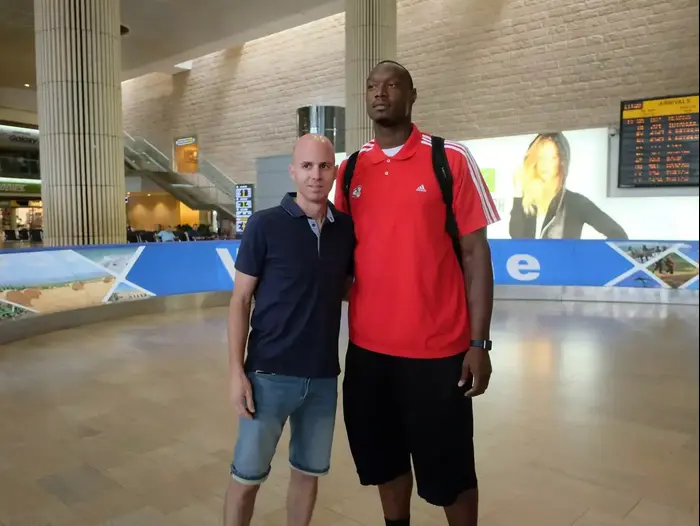 סנטר הפועל ירושלים יינסי גייטס עם מאמנו דני פרנקו (יותם רונן) סנטר הפועל ירושלים יינסי גייטס עם מאמנו דני פרנקו (יותם רונן)