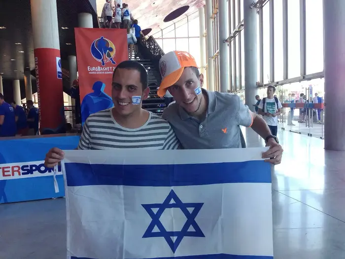 אוהדי נבחרת ישראל בכדורסל (מערכת וואלה! NEWS , צילום: יהונתן אליהו) אוהדי נבחרת ישראל בכדורסל (מערכת וואלה! NEWS , צילום: יהונתן אליהו)