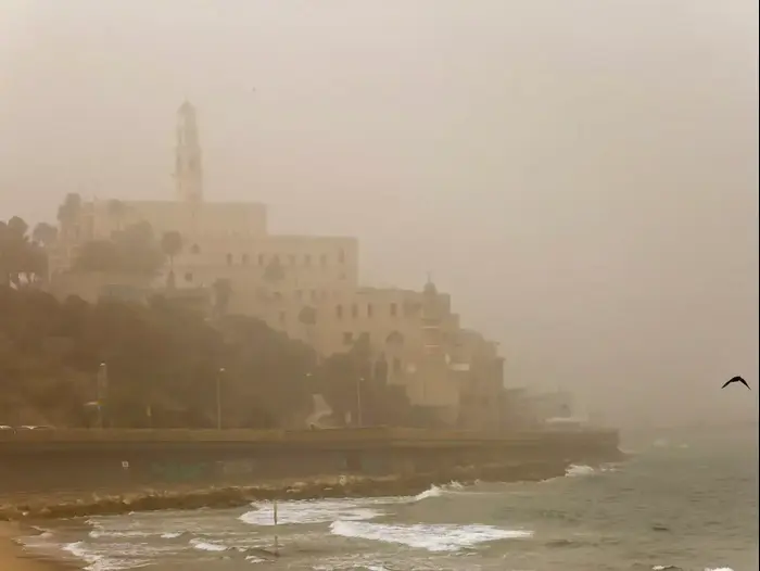 אובך בתל אביב, 9 בספטמבר 2015 (מגד גוזני) אובך בתל אביב, 9 בספטמבר 2015 (מגד גוזני)