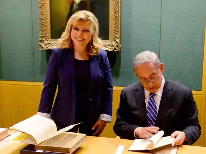 ראש הממשלה בנימין נתניהו ורעייתו שרה ביקרו בספרייה הלאומית בלונדון, שם הוצגו בפניהם הצהרת בלפור המקורית וכן אחד מספריו של אביו של ראש הממשלה. ספטמבר 2015 (לשכת העיתונות הממשלתית , אבי אוחיון) ראש הממשלה בנימין נתניהו ורעייתו שרה ביקרו בספרייה הלאומית בלונדון, שם הוצגו בפניהם הצהרת בלפור המקורית וכן אחד מספריו של אביו של ראש הממשלה. ספטמבר 2015 (לשכת העיתונות הממשלתית , אבי אוחיון)